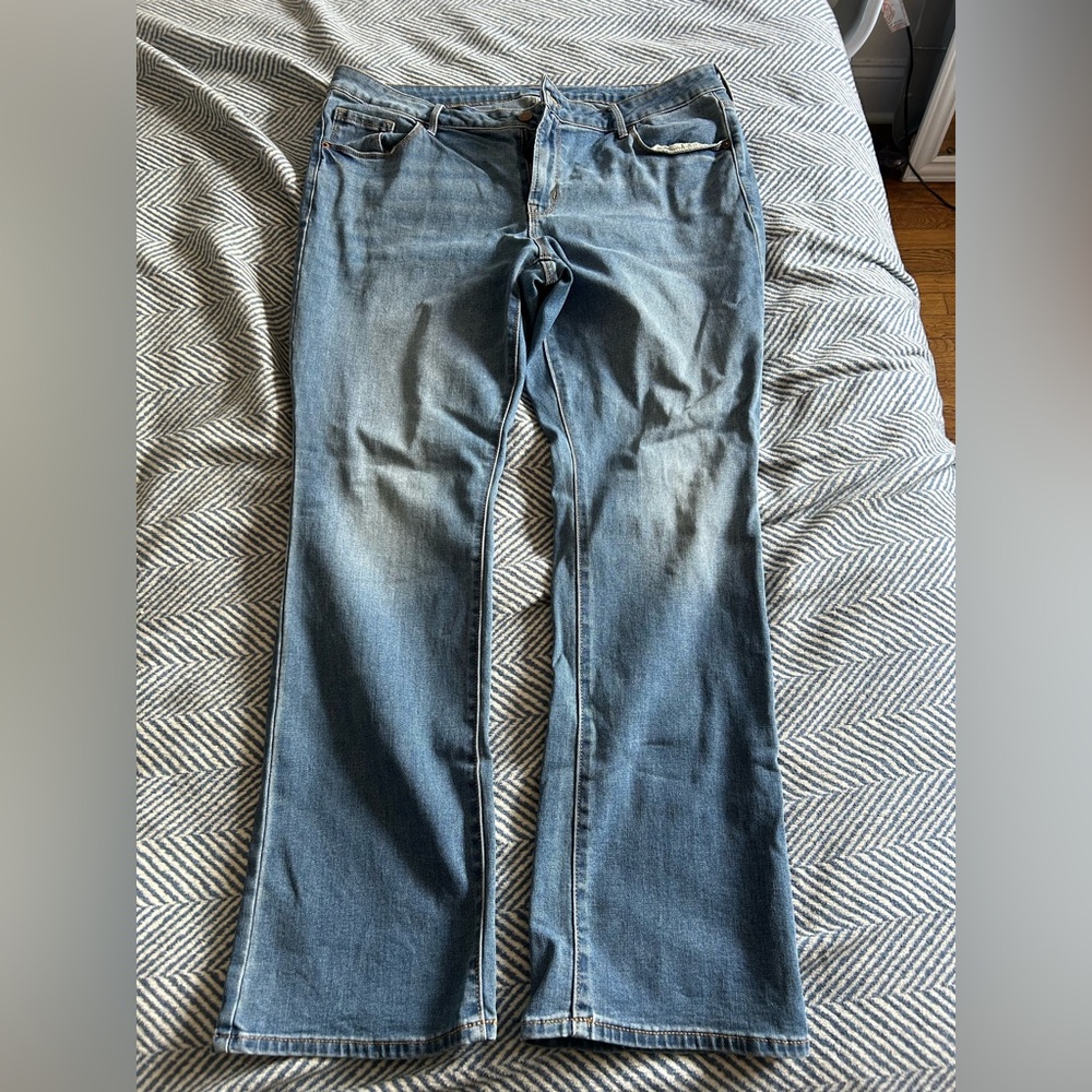 Old Navy Mid-rise Kicker Boot Cut Jeans. Size 18.